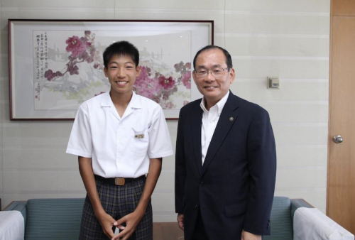 左：中学校３年生のときに市長を表敬訪問した三浦龍司選手