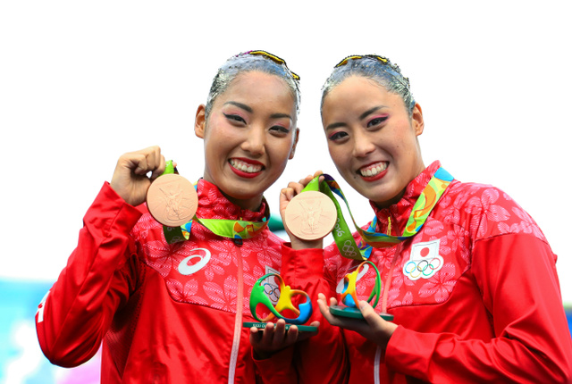 乾友紀子（右）とともに銅メダルを獲得した三井梨紗子