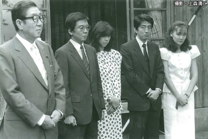 1987年6月9日、森永製菓の社長令嬢で電通社員だった昭恵さんと結婚されました。