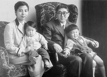 安倍一家左から、母・洋子、当時2歳の晋三、父・安倍晋太郎、兄・寛信（
